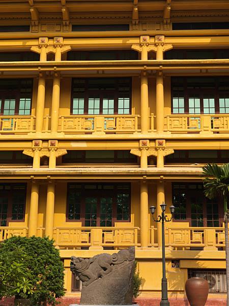 Musée de l'histoire du Vietnam, rue Trang Tien. Vue rapprochée de la façade.