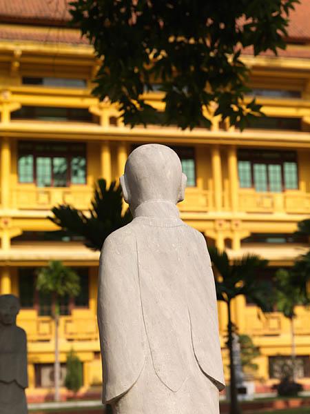 Musée de l'histoire du Vietnam, rue Trang Tien. Statue vue de dos dans le jardin.