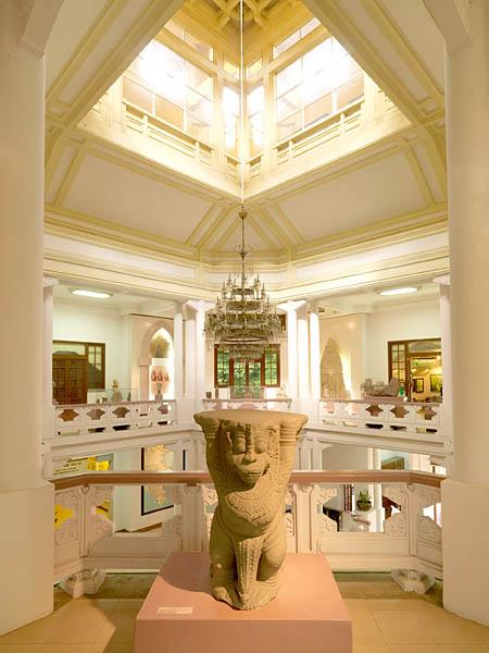 Musée de l'histoire du Vietnam, rue Trang Tien. Vue intérieure du hall d'entrée.
