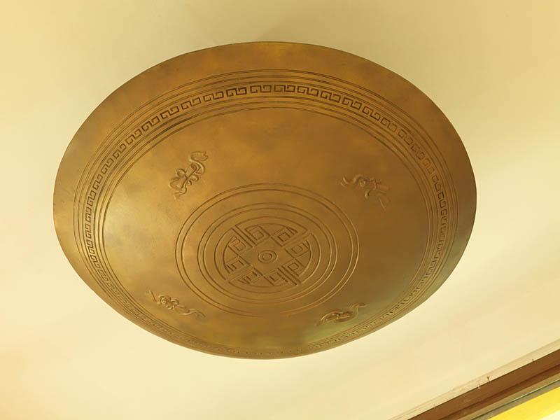 Musée de l'histoire du Vietnam, rue Trang Tien. Lampe en bronze doré ornée de grues qui s'inspire des celèbres tambours de la civilisation Dông Son (1 000 B.C.).