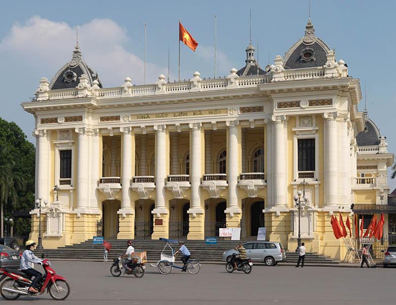 Théâtre municipal, devenu aujourd'hui opéra, 60 rue Ly Thai To. Vue d'ensemble de la façade principale, depuis la rue. François Lagisquet, architecte, vers 1910.