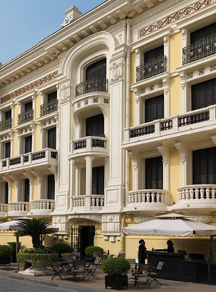 Théâtre municipal, devenu aujourd'hui un opéra, 60 rue Ly Thai To. Ce bâtiment a été réalisé entre 1902 et 1916. La façade latérale est l'occasion de déployer un décor grandiose avec jeu sur trois étages de balcons différents. La travée centrale est mise en oeuvre par des pilastres et une frise en céramique orne le haut.