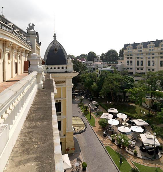 Théâtre municipal, devenu aujourd'hui opéra, 60 rue Ly Thai To. Vue des toits.