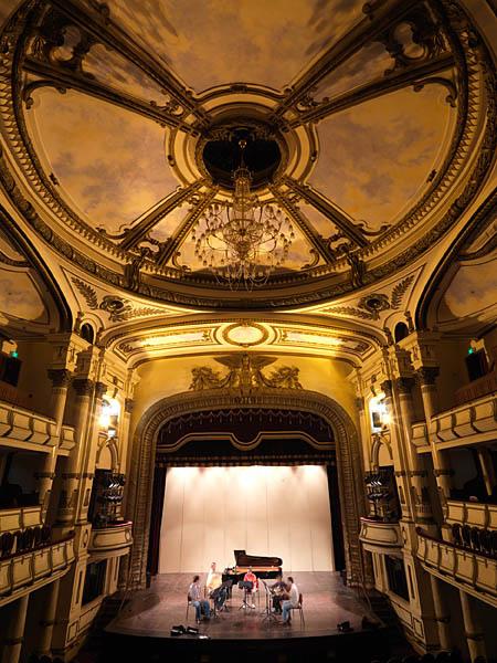Théâtre municipal, devenu aujourd'hui opéra, 60 rue Ly Thai To. Vue d'ensemble de la salle à l'italienne du théâtre municipal. Décorée dans le style éclectique de l'époque, elle a été récemment rénovée. Les décors, animaux fantastiques et têtes de lion sont directement issus du fonds décoratif occidental.