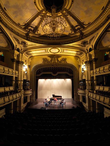 Théâtre municipal, devenu aujourd'hui opéra, 60 rue Ly Thai To. Vue d'ensemble de la salle à l'italienne.