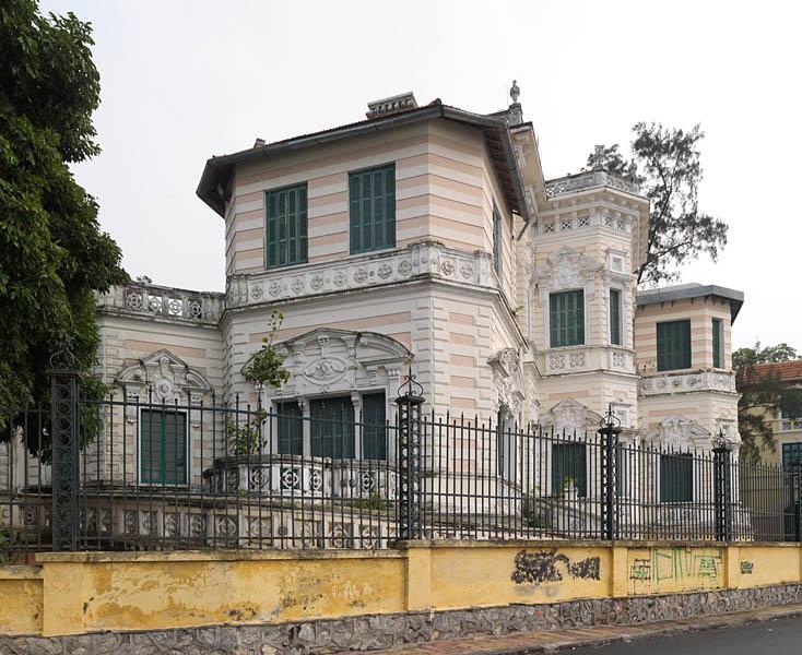 Villa Schneider, aujourd'hui bibliothèque du lycée Chu Van An, rue Thuy Khuer.Vue depuis la rue. Le mode de construction est simple : brique et enduit moulé. Modénature et mascarons se déploient sur la façade.