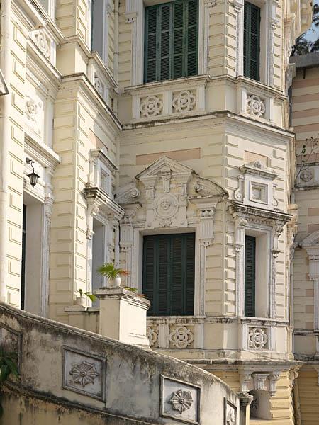 Villa Schneider, aujourd'hui bibliothèque du lycée Chu Van An, rue Thuy Khuer. Détail de la façade sur rue où se déploient modénature et mascarons.