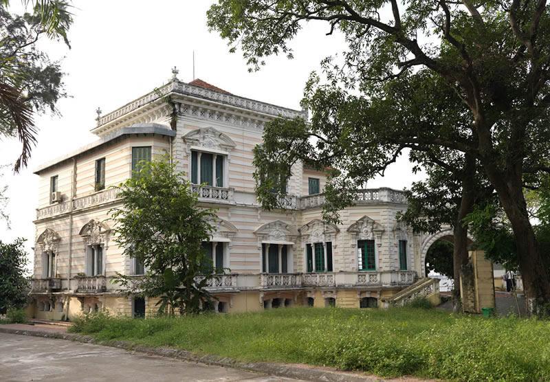 Villa Schneider, aujourd'hui bibliothèque du lycée Chu Van An, rue Thuy Khuer. Vue depuis le jardin.