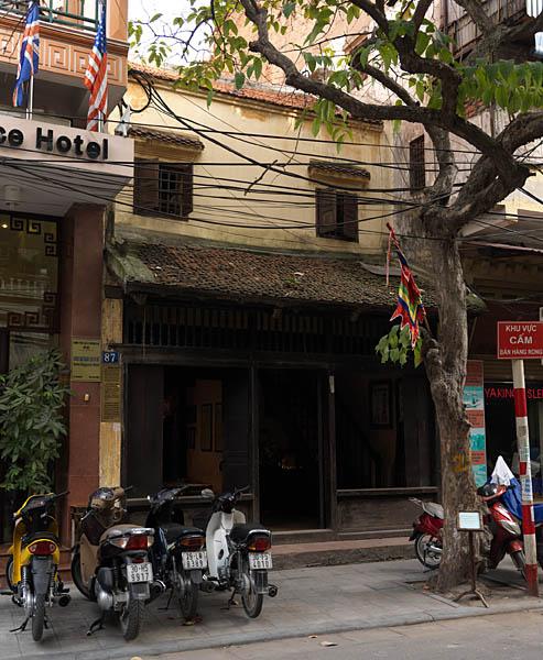 Cette habitation, une des plus anciennes à Hanoï, montre le principe du compartiment, 87 rue Ma May. Elle est protégée et ouverte au public.