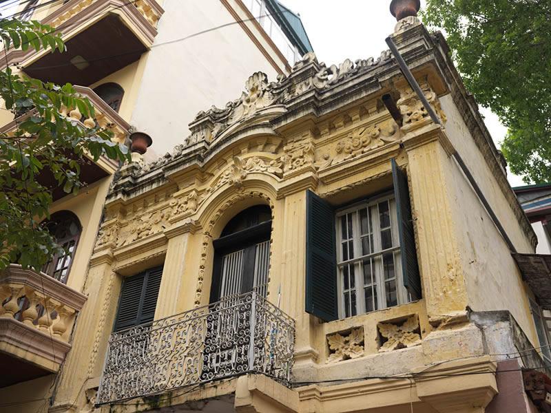Maison, début XXe siècle, rue Nha Chung. Détail du décor moulé de la façade.