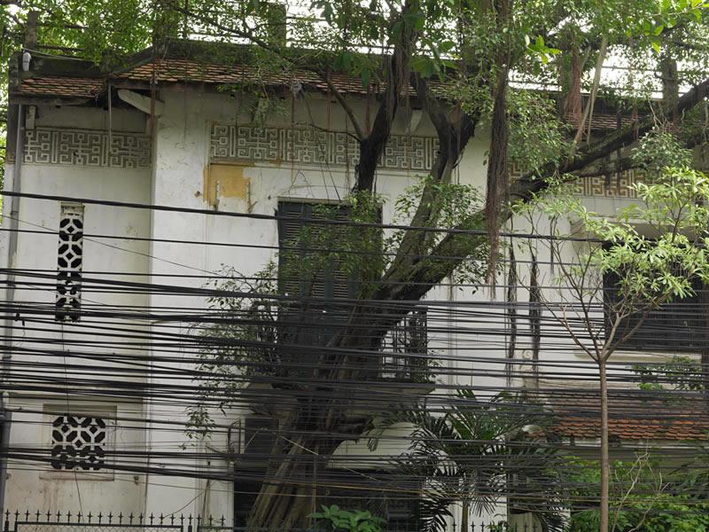 Villa années 1930, 68 rue Nguyen Du. Détail du décor de la façade. Cette villa était habitée jusqu'à sa mort, en 1973, par un peintre renommé, Nam Son, cofondateur de l'Ecole des beaux-arts d'Indochine. Elle développe en façade un intéressant décor constitué d'idéogrammes traditionnels réinterprétés sur une structure très occidentale.