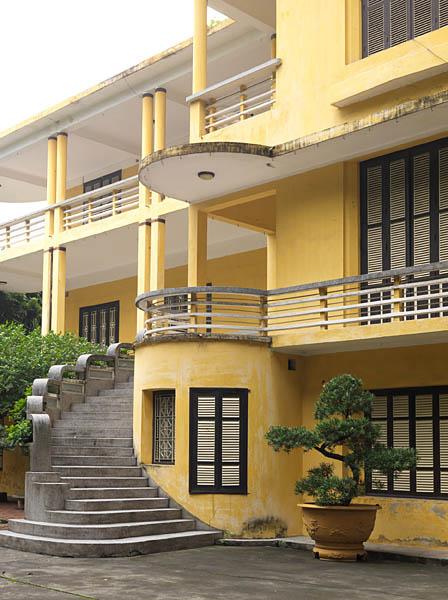 Villa années 1930, rue Quan Su. Vue d'ensemble de la villa. Cette villa du quartier du lac Thien Quang appartient aujourd'hui aux instances officielles du Vietnam.