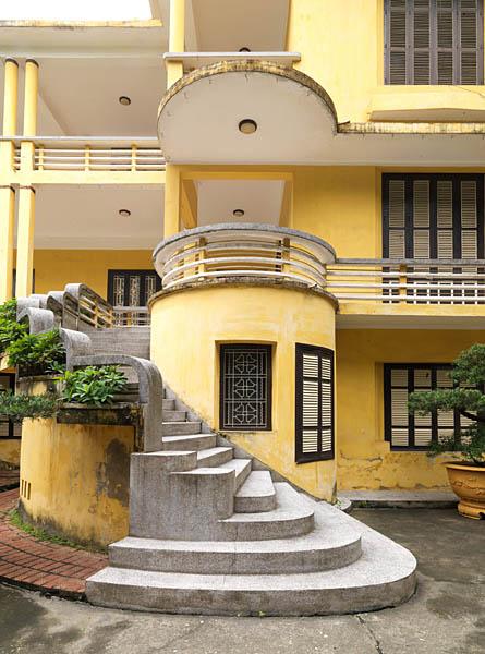 Villa années 1930, rue Quan Su. Vue d'un escalier extérieur. Les escaliers sont l'occasion d'introduire un jeu de courbes et de contre-courbes qui animent la façade.