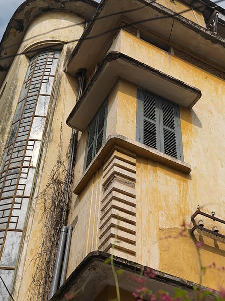 Vue d'un détail de la façade d'une villa années 1930-1940,avec verrière, 14 rue Nguyen Gia Thieu.