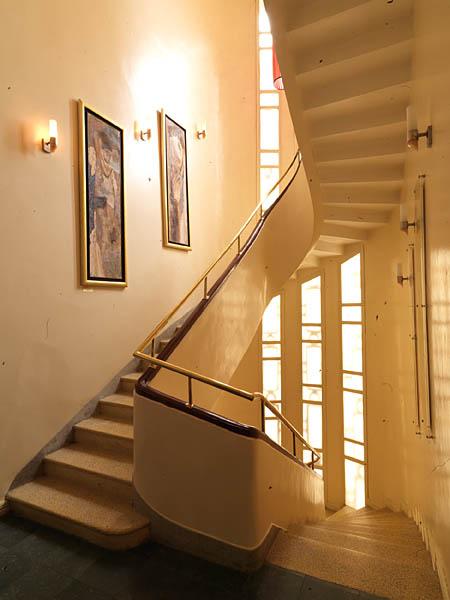 Villa, fin années 1930- années 40, aujourd'hui, restaurant Wild Lotus, 55 rue Nguyen Du. Vue de l'escalier intérieur.