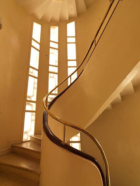 Villa, fin années 1930- années 40, aujourd'hui, restaurant Wild Lotus, 55 rue Nguyen Du. Le climat a imposé la monumentale cage d'escalier fermée par une grande baie décorative.