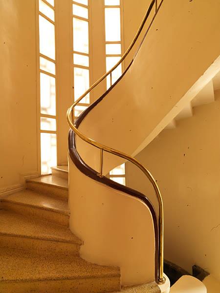 Villa, fin années 1930- années 40, aujourd'hui, restaurant Wild Lotus, 55 rue Nguyen Du. L'escalier est souligné par une rampe en laiton. Les intérieurs bénéficient d'un grand soin. Le sol et les escaliers sont en granito, mélange de pierres et de mortier coloré, puis lissé.