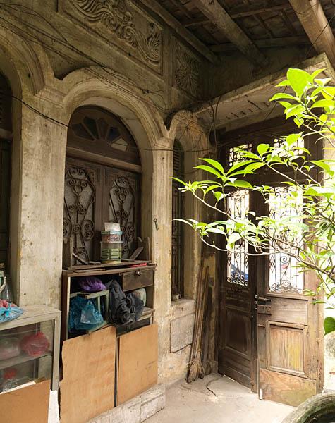 Maison construite entre 1898 et 1927 pour le père de l'actuel propriétaire, médecin traditionnel, rue Trieu Viet Vuong. Vue d'ensemble de la façade latérale, prise du fond de la courette. La maison se compose d'une pièce principale en rez-de-chaussée, servant de local professionnel, et d'une habitation avec deux pièces. On accède à l'étage supérieur par une échelle, comme dans les maisons vietnamiennes.