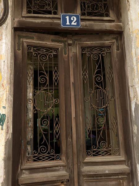 Maison construite entre 1898 et 1927 pour le père de l'actuel propriétaire, médecin traditionnel, rue Trieu Viet Vuong. Détail de la ferronnerie du portail donnant sur la rue.
