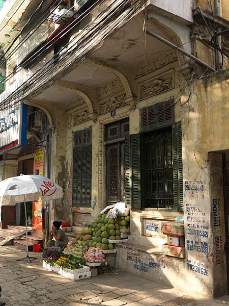 Détail de la façade de la maison, rue Tran Nhan Tong. Le décor est dérivé des guirlandes de fruits et de fleurs occidentales.