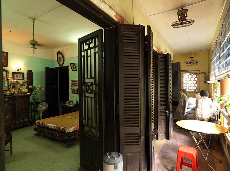 Villa, rue Dinh Liêt. Vue de l'articulation entre l'intérieur et la véranda dans la villa, avec des voletsXXX.