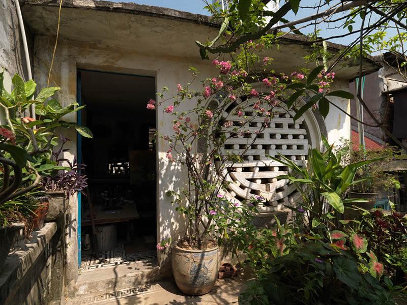 Villa, rue Dinh Liêt. Vue extérieure de l'atelier-autel. Installé sur une terrasse en hauteur, cet édifice est orné d'un grand oculus fermé par un claustra.