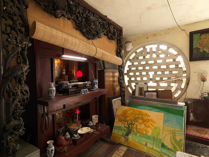 Villa, rue Dinh Liêt. Vue intérieure de l'atelier-autel. Il comprend l'atelier de peinture de la propriétaire, peintre reconnue, et l'autel familial dédié aux divinités bouddhiques et aux génies protecteurs de la famille.