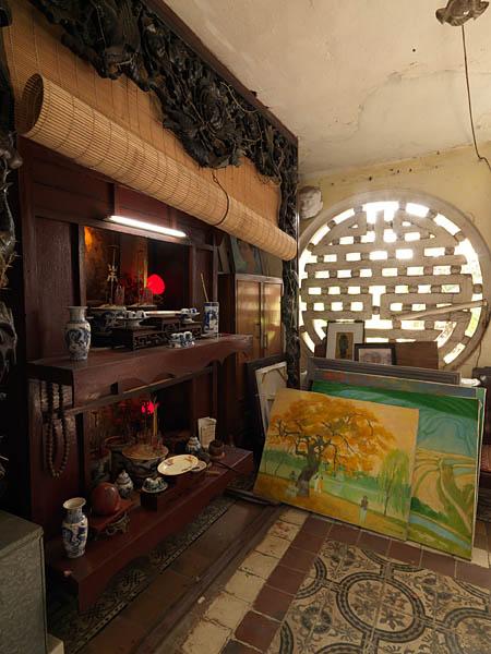 Villa, rue Dinh Liêt. Vue intérieure de l'atelier-autel.