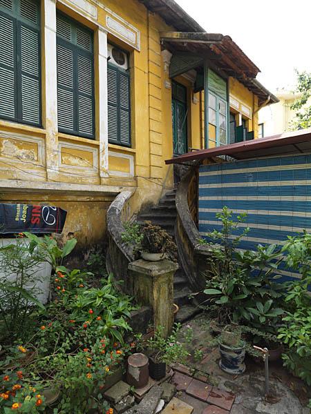 Façade d'une maison avec un escalier extérieur formant perron, quartier Ba Dinh.