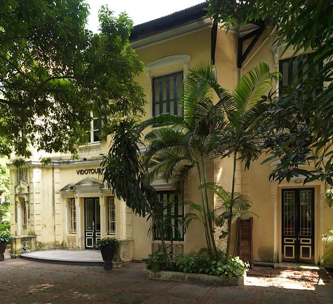 Vue de la façade d'une villa, quartier Ba Dinh.