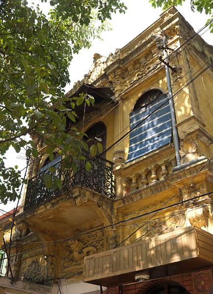 Détail du décor de façade et d'un balcon d'un compartiment, rue Nguyen Thai Hoc.