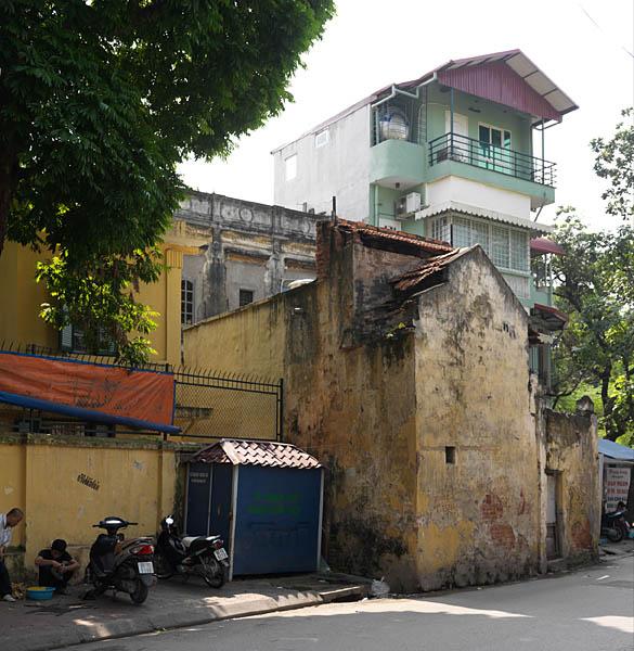 Vue d'ensemble d'une maison à compartiments, rue Nguyen Thai Hoc.