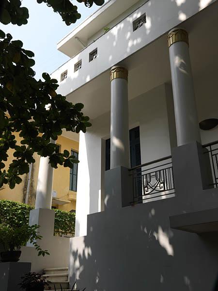 Institut Goethe, construit dans les années 1930-1940. Détail de la véranda avec colonnes.