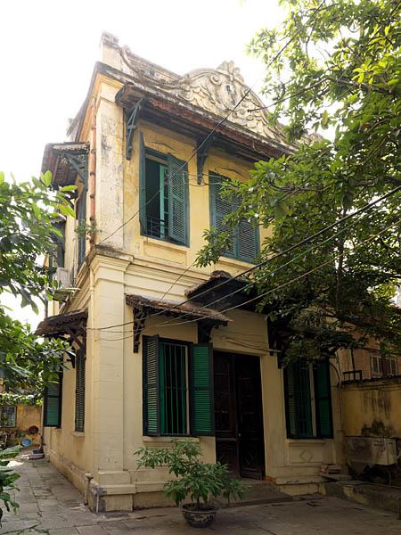 Maison, rue Nguyen Thai Hoc. Vue d'ensemble d'une maison avec une façade à fronton.