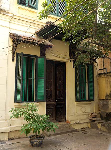 Maison, rue Nguyen Thai Hoc. Vue de l'entrée d'une maison et des auvents.