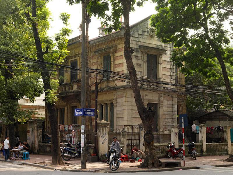 Villa, rue Tong Dan. Vue d'ensemble d'une villa construite en 1886. C'est un parallélépipède rectangle, recouvert d'un enduit polychrome simulant l'alternance brique et pierre, et avec un décor d'éléments architecturaux (frontons, pilastres).