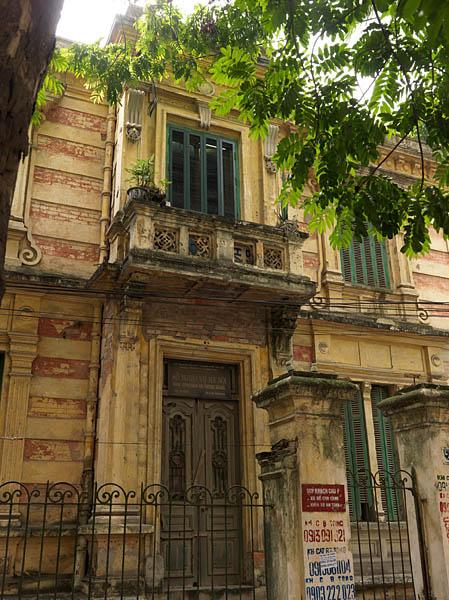 Villa, rue Tong Dan. Détail de la porte d'entrée et d'un balcon.