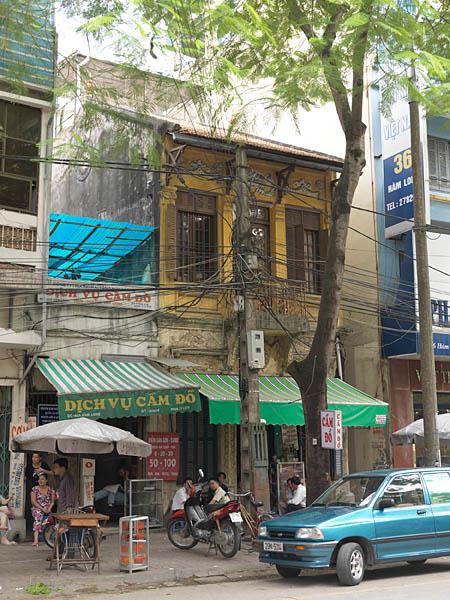 Maison, 38 rue Hàm Long. Vue d'ensemble de la maison et des commerces.