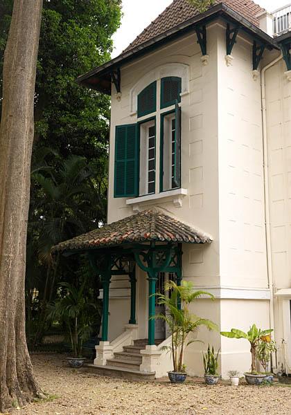 Ambassade de France, villa, rue Tran Hung Dao. Vue du porche d'entrée.