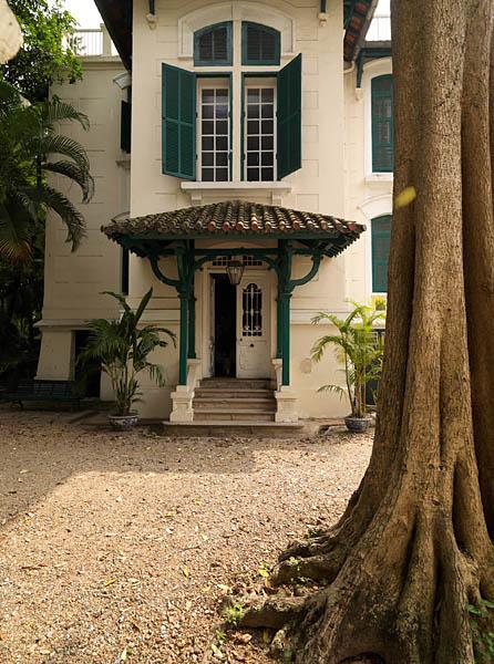 Ambassade de France, villa, rue Tran Hung Dao. Vue du porche d'entrée.