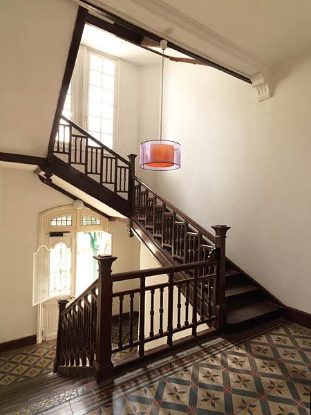 Ambassade de France, villa, rue Tran Hung Dao. Vue d'ensemble de l'escalier intérieur et des sols recouverts de carreaux de ciment.