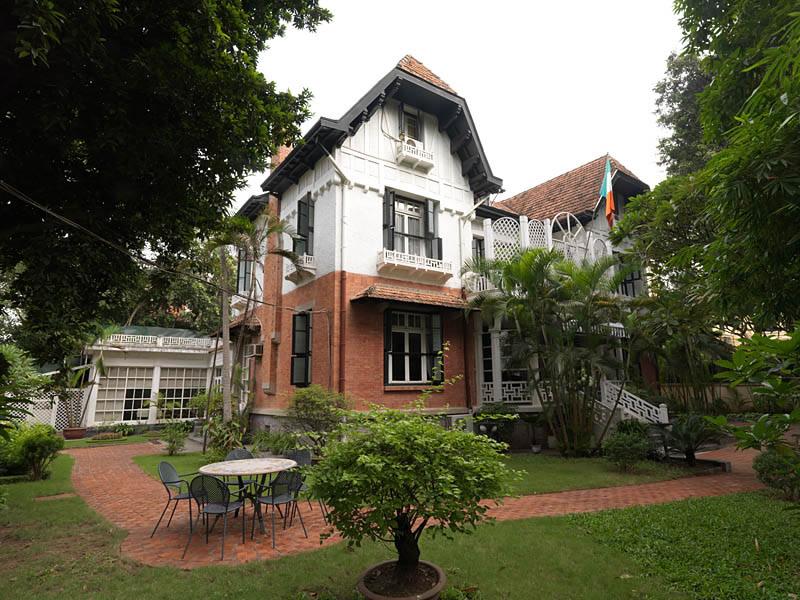 Villa, résidence de l'ambassadeur d'Italie, rue Le Phung Hieu. Vue d'ensemble.