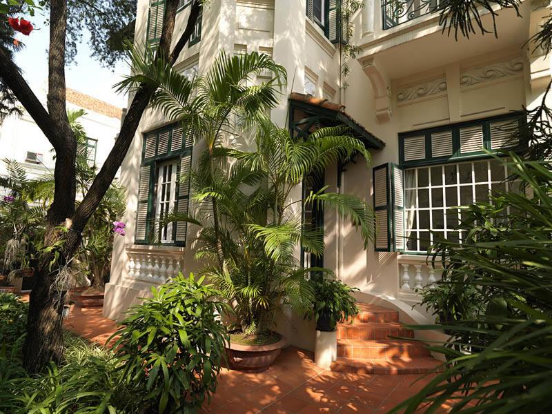 Villa, résidence de l'ambassadeur d'Australie, 66 rue Ly Thuong Kiet. Vue de la façade et du jardin.