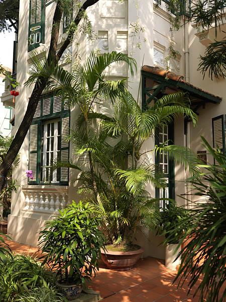 Villa, résidence de l'ambassadeur d'Australie, 66 rue Ly Thuong Kiet. Détail de la façade et du jardin.