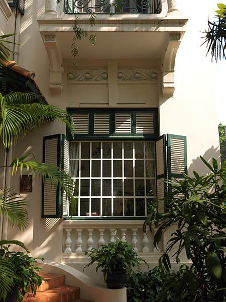 Villa, résidence de l'ambassadeur d'Australie, 66 rue Ly Thuong Kiet. Détail d'une baie.
