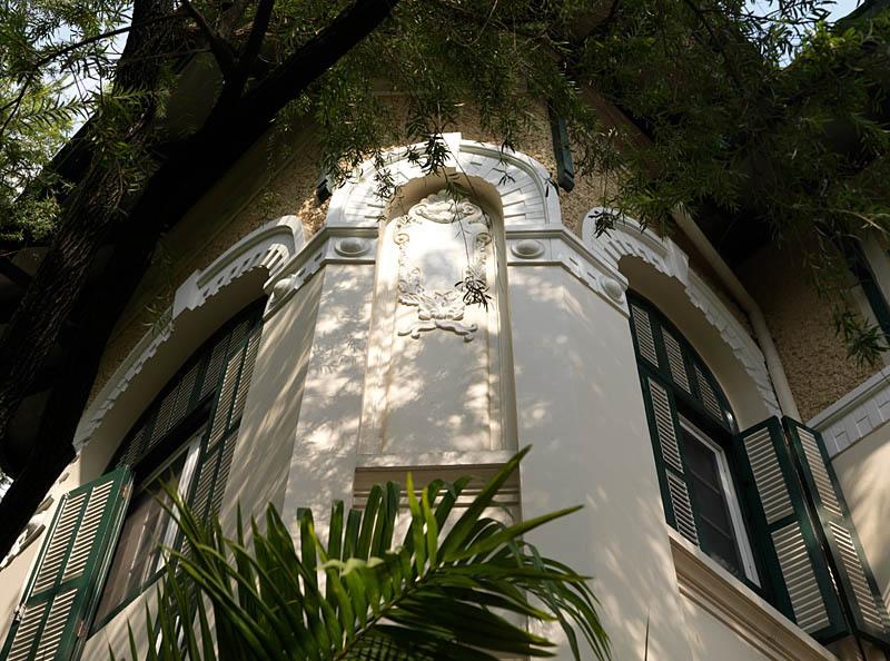 Villa, résidence de l'ambassadeur d'Australie, 66 rue Ly Thuong Kiet. Détail de l'ornementation de la façade.