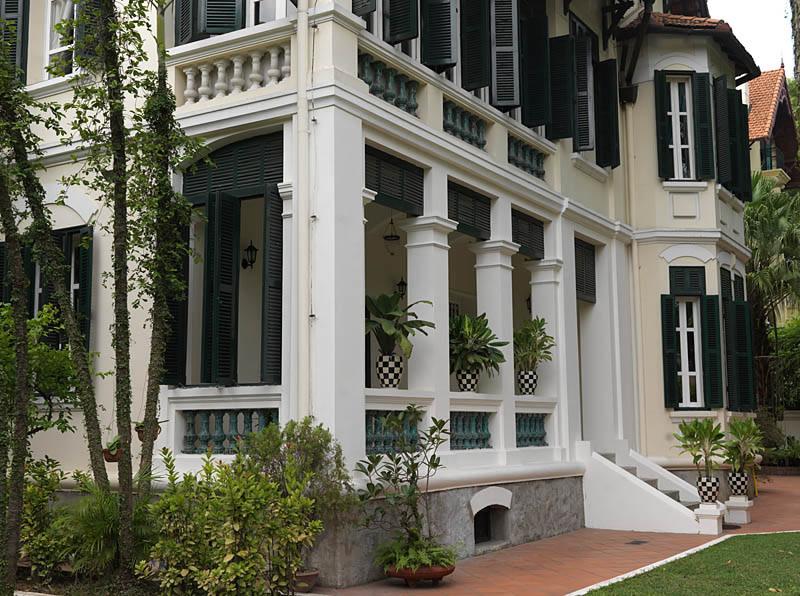 Villa, résidence de l'ambassadeur d'Allemagne, 47 rue Dien Bien Phu : vue d'ensemble. Cette villa des années 20 rappelle les maisons occidentales contemporaines, mais bénéficie des aménagements liés au climat, comme la véranda ou les volets double battant pour aérer la nuit.