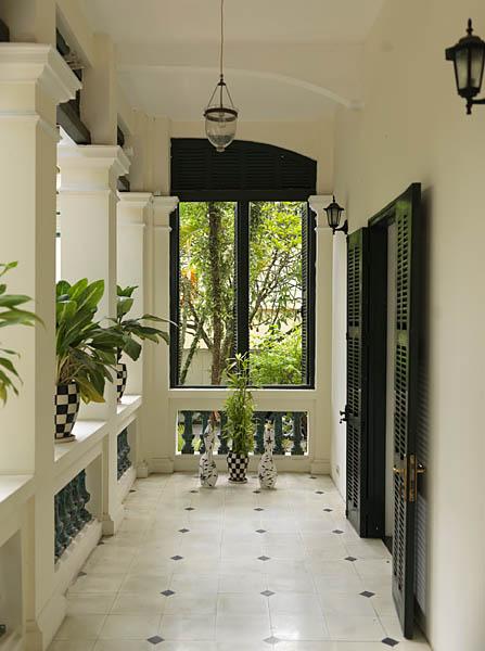 Villa, résidence de l'ambassadeur d'Allemagne, 47 rue Dien Bien Phu : vue de la véranda.