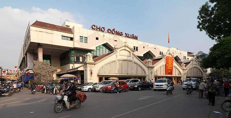 Vue d'ensemble du marché, rue Dong Xuan. Construit en 1889 par Adolphe Bussy, le bâtiment d'origine a été détruit par un incendie en 1994 et remplacé par le bâtiment actuel datant de 1996.