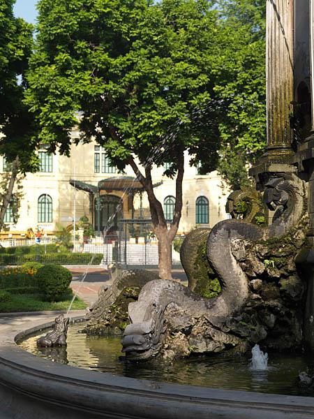 Détail de la fontaine du square Chavassieux. Les dragons sinueux, symboles de l'Empereur, sont proches de ceux qui ornaient l'escalier de l'ancien palais. Ils ont été réinterprétés pour être associés à des colonnes issues du vocabulaire architectural européen.